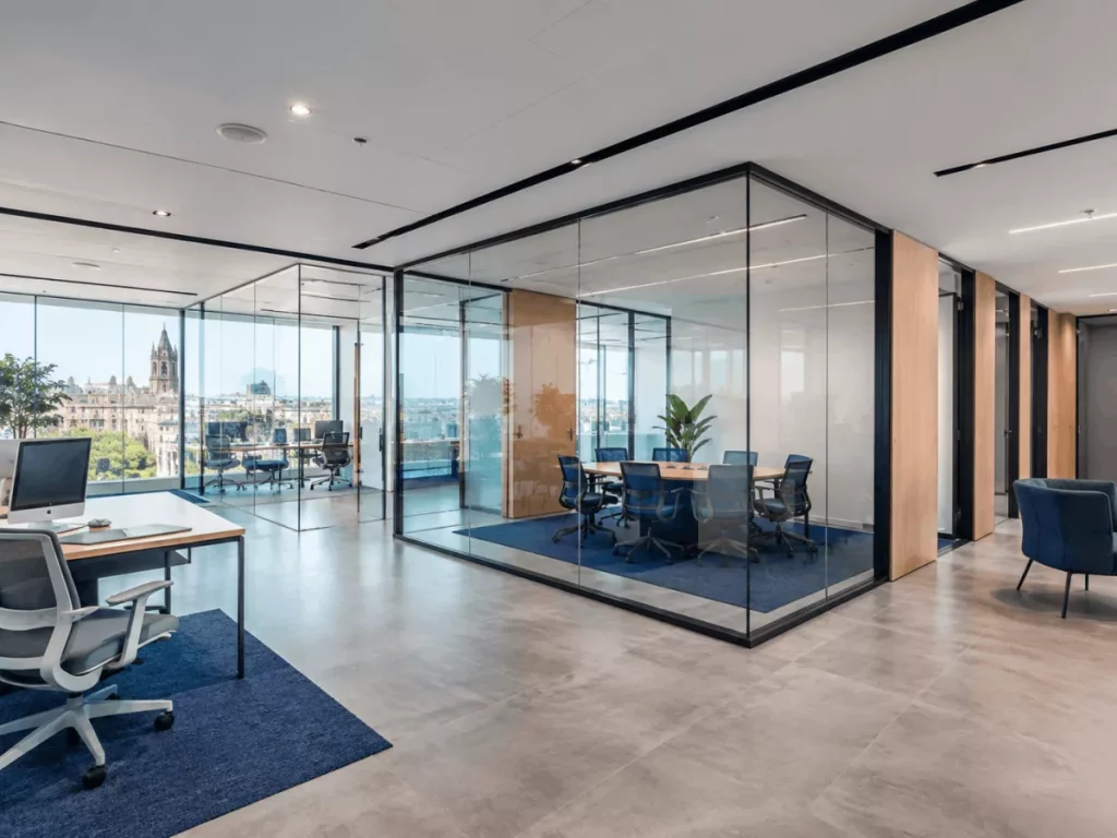 Oficina moderna con divisiones modulares acristaladas en Málaga